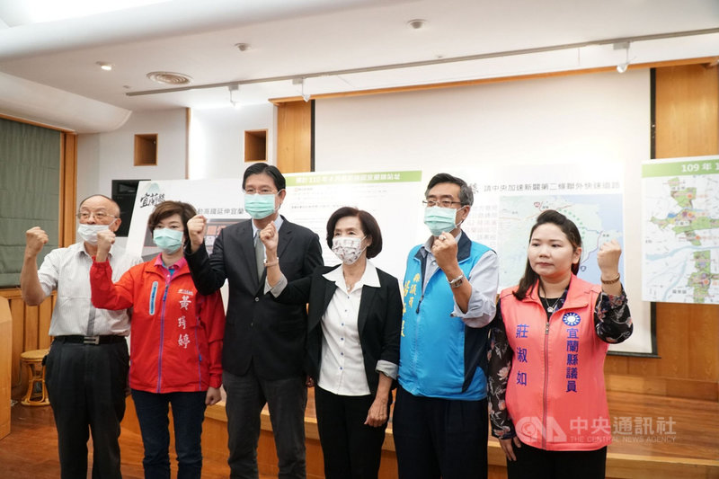 宜蘭縣長林姿妙(右3)等人3日舉行記者會,建請交通部加速推動高鐵延伸到宜蘭案,並儘速確定高鐵宜蘭端站址,以利鐵路高架配合進行整體站區規劃。(宜蘭縣政府提供)中央社記者王朝鈺傳真 110年5月3日