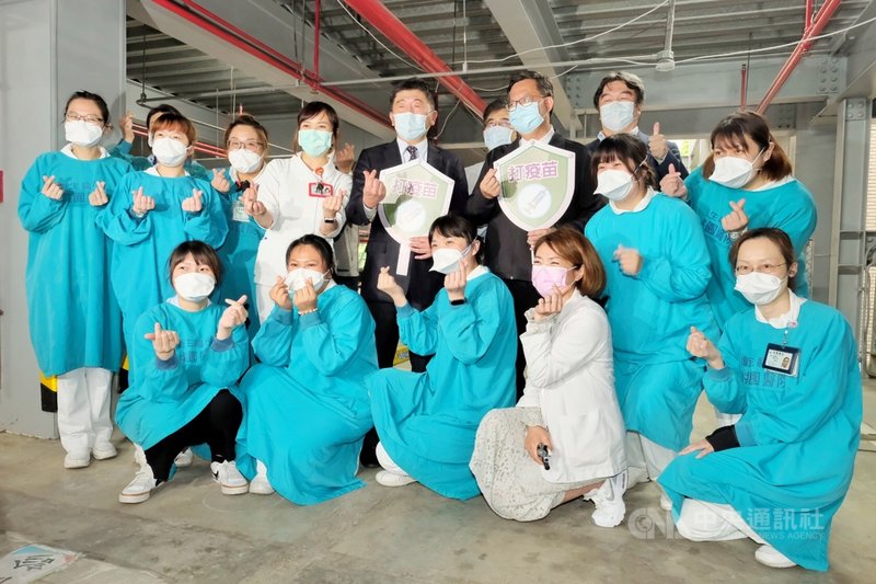 中央流行疫情指揮中心指揮官陳時中(2排右4)與桃園市長鄭文燦(2排右3)3日到桃園醫院視察防疫旅館人員接種疫苗情況,陳時中指出,防疫不可能沒有破口,如何在發生時由中央地方合作圍堵,才是最重要的工作。中央社記者吳睿騏桃園攝 110年5月3日
