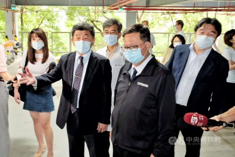 中央流行疫情指揮中心指揮官陳時中(前左)與桃園市長鄭文燦(前右)3日到桃園醫院視察防疫旅館人員接種疫苗情況,陳時中表示,打疫苗是個非常重要的防疫手段,呼籲大家踴躍接種疫苗。中央社記者吳睿騏桃園攝 110年5月3日