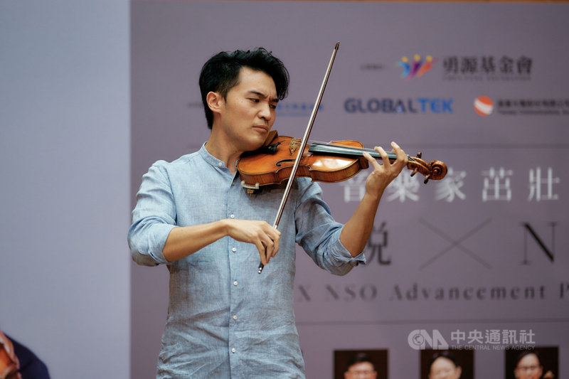 小提琴家陳銳因疫情留在台灣,將以音樂為台灣社會付出所學。陳銳3日表示,希望他的作為能讓世人重新思考古典音樂家的形象,帶大家一起親近古典音樂。(NSO提供)中央社記者趙靜瑜傳真 110年5月3日