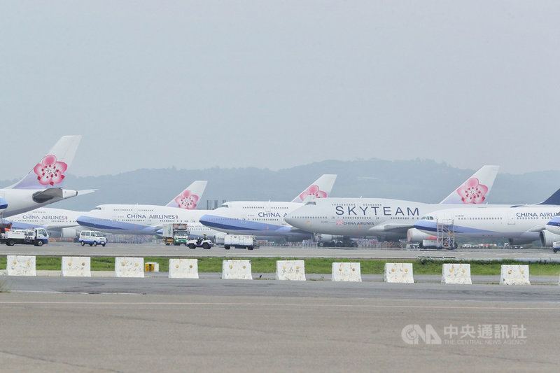 受武漢肺炎(COVID-19,2019冠狀病毒疾病)疫情影響,航空公司大幅減班,導致桃園國際機場過夜停放飛機增加為140至150架,桃園機場公司3日表示,在符合國際民航組織(ICAO)相關安全規範下,日前已完成規劃並按照當日實際需求機動調整。中央社記者吳睿騏桃園機場攝 110年5月3日