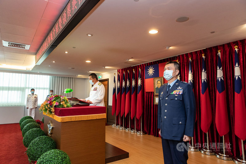 參謀總長黃曙光(左)3日主持副參謀總長鄭榮豐中將(右)新職典禮,也代表部長邱國正頒授獎章,表彰任職空軍副司令貢獻。(軍聞社提供)中央社記者游凱翔傳真 110年5月3日