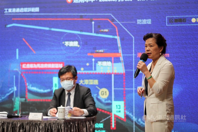行政院3日下午舉行「顧供電也護藻礁」記者會,經濟部長王美花(右)說明三接外推方案。中央社記者裴禛攝 110年5月3日