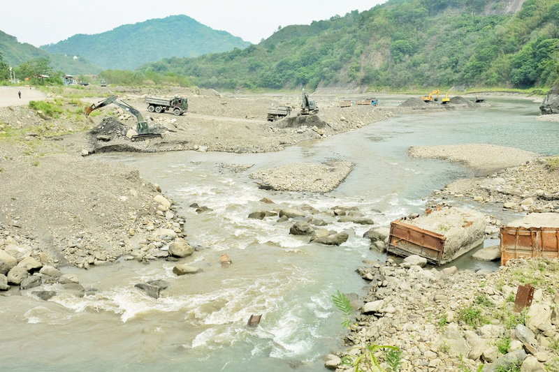 總統蔡英文3日前往桃園石門水庫視察「緊急抗旱水源應變計畫」時指出,石門水庫清淤進度具有戰略意義,因石門水庫不僅是供應桃園地區的主要水源,也可透過服務桃竹的幹管,支援新竹地區部分用水,在水資源的運用跟調度上非常重要。中央社記者吳睿騏桃園攝 110年5月3日