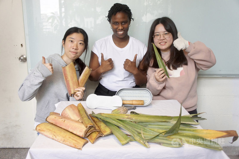 台北科技大學工業設計系學生王憶彤(左)和翁嘉青(右)設計不必用電、就地取材的永續自製衛生棉模具,用香蕉莖、鳳梨葉等農廢料就可自製衛生棉,模具設計如同輕便的便當盒。(北科大提供)中央社記者許秩維傳真 110年5月3日