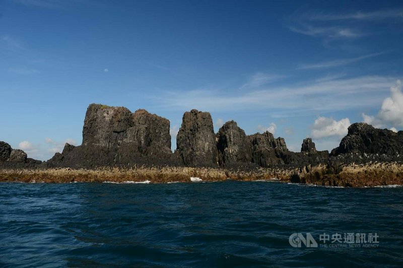 澎湖群島地質景觀,深具世界遺產潛力,尤其是玄武岩有垂直、傾斜、放射、倒伏等特殊的地景風貌。(澎湖縣政府提供)中央社 110年5月3日