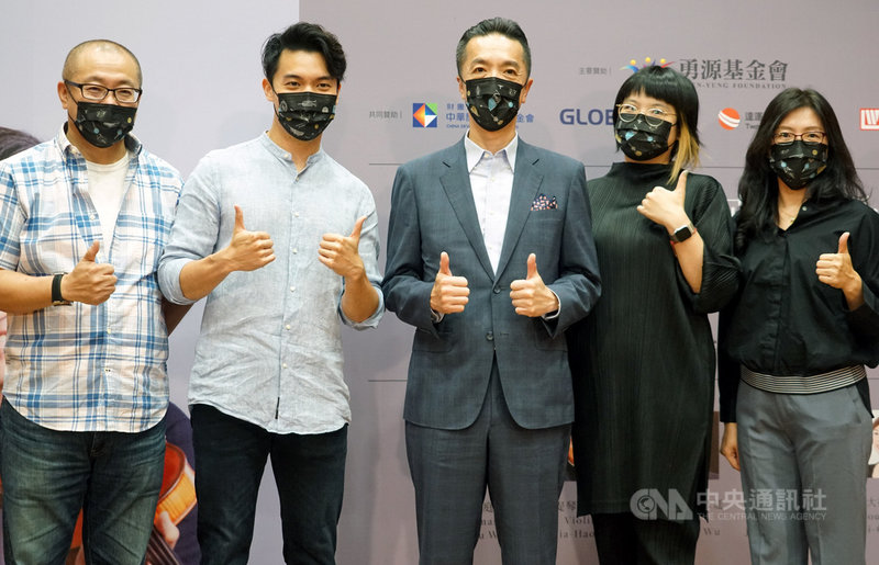 NSO國家交響樂團3日舉行「陳銳 x NSO青年音樂家茁壯計畫」宣告記者會,希望用音樂聯繫彼此,為偏鄉做音樂教育。中央社實習記者周怡楨攝 110年5月3日