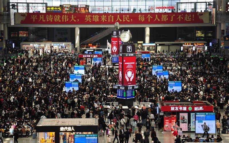 中國五一假期首日,搭乘各種交通工具的旅客總數達5637.3萬人次。圖為連假前夕上海虹橋車站的人潮。中央社記者沈朋達上海攝 110年5月1日