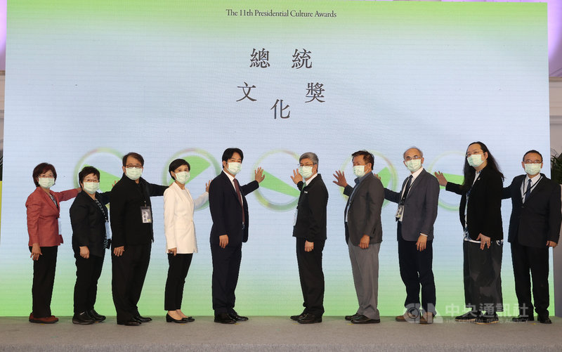 第11屆總統文化獎徵選活動起跑記者會3日在總統府舉行,由副總統賴清德(左5)擔任總召集人,與文總副會長陳建仁(右5)及各獎項召集人共同宣布活動起跑。中央社記者鄭傑文攝 110年5月3日
