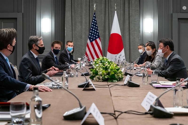 七大工業國集團(G7)成員國的外交部長3日齊聚英國倫敦準備開會,美日先進行雙邊會談。圖為美國國務卿布林肯(左2)與日本外務大臣茂木敏充(右1)等一行人會面。(圖取自twitter.com/SecBlinken)