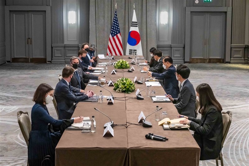 G7外長峰會3日在英國登場,美國國務卿布林肯(左3)與韓國外長鄭義溶(右3)提出美國對於北韓的最新方針。(圖取自twitter.com/SecBlinken)