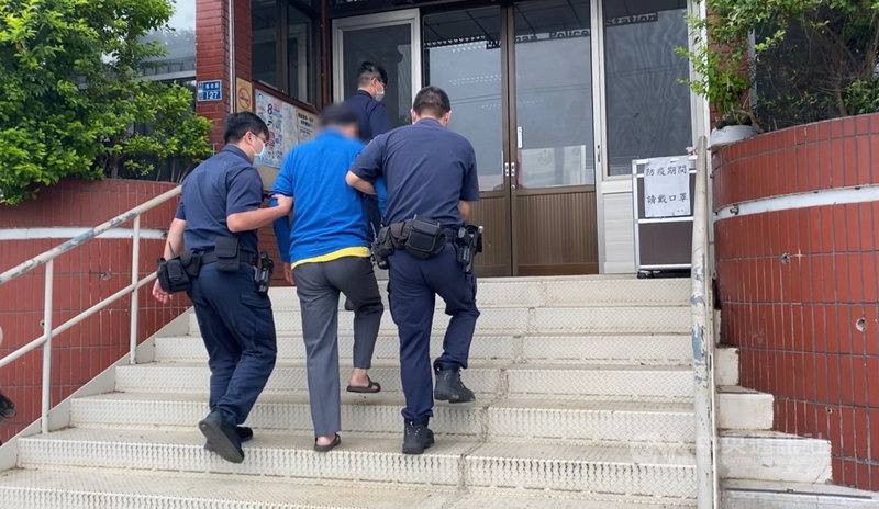 高雄市鳳山區7旬王姓老翁3日清晨疑因家庭瑣事與妻子起口角,情緒失控涉持水果刀朝妻子砍8刀,造成妻子身上8處刀傷。王姓老翁(前中)事後被逮送辦,警方正在釐清案情。(高市鳳山警分局提供)中央社記者洪學廣傳真 110年5月3日