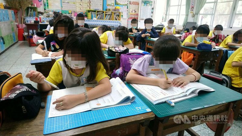 中央流行疫情指揮中心日前發布武漢肺炎確診個案1129 涉足雲林縣北港鎮,北辰國小、南陽國小和北港國中等學校3日做疫調,並要求學生上課戴口罩。(南陽國小提供)中央社記者姜宜菁傳真 110年5月3日
