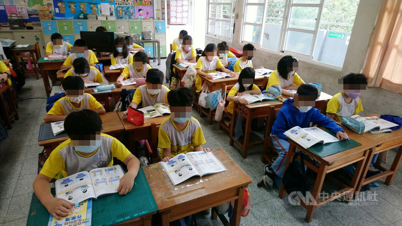 雲林縣北辰國小、南陽國小和北港國中等學校3日做疫調,並要求全校教職員和學生在室內上課時須戴口罩,如果曾到武漢肺炎確診個案1129涉足的店家或宮廟,需告知健康中心做健康追蹤。(南陽國小提供)中央社記者姜宜菁傳真 110年5月3日