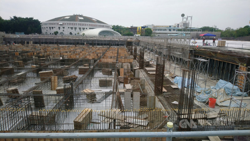 高雄市政府在鳳山運動園區興建公有路外立體地下停車場,預計12月底完工,可提供614輛小型車位紓解停車需求。(高市交通局提供)中央社記者侯文婷傳真 110年5月3日