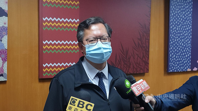 桃園市長鄭文燦3日召開防疫會議後接受媒體採訪時表示,提高社區防疫等級,5月16日前暫停開放市民活動中心、社區關懷據點租借及活動。(桃園市政府新聞處提供)中央社記者管瑞平傳真 110年5月3日
