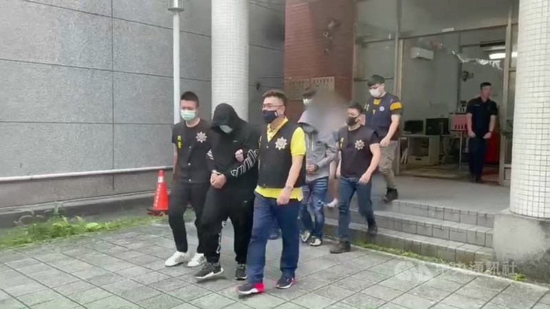 廖男自認友人張男欠債不還,4月30日夥同友人誘騙張男和王男到租屋處拘禁毆打,王男交出部分財物後趁隙逃離報案,警方立即成立專案小組追查,破門救出被關押的張男,並逮捕廖男等4人,訊後送辦。(讀者提供)中央社記者王朝鈺傳真 110年5月3日