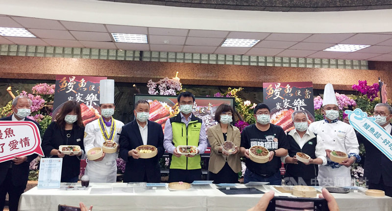 鰻魚復育成果好,農委會3日會同產業界舉行國產鰻魚推廣記者會,宣布在10個國道服務區推8款特色餐,農委會主委陳吉仲(左5)、漁業署長張致盛(左4)等人出席。中央社記者楊淑閔攝 110年5月3日