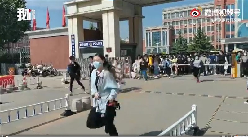 中國河北地質大學以疫情為由,下令學生不得在勞動節長假期間離校。但北校區約100名學生1日推開閘門,蜂擁而出,引起熱烈討論。(圖取自新京報我們視頻微博weibo.com)