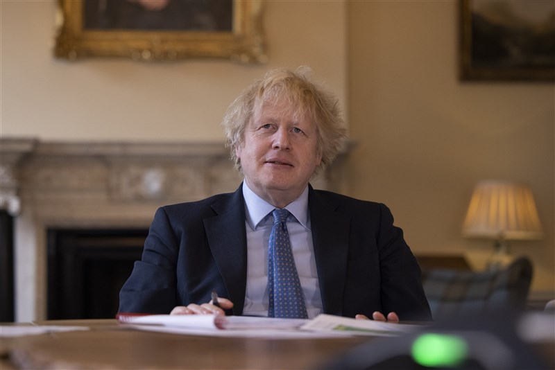 英國首相強生(圖)近日爆出砸大錢裝潢官邸和要求支持者贊助育兒費的負面消息,以致執政黨選情堪憂。(圖取自twitter.com/10DowningStreet)