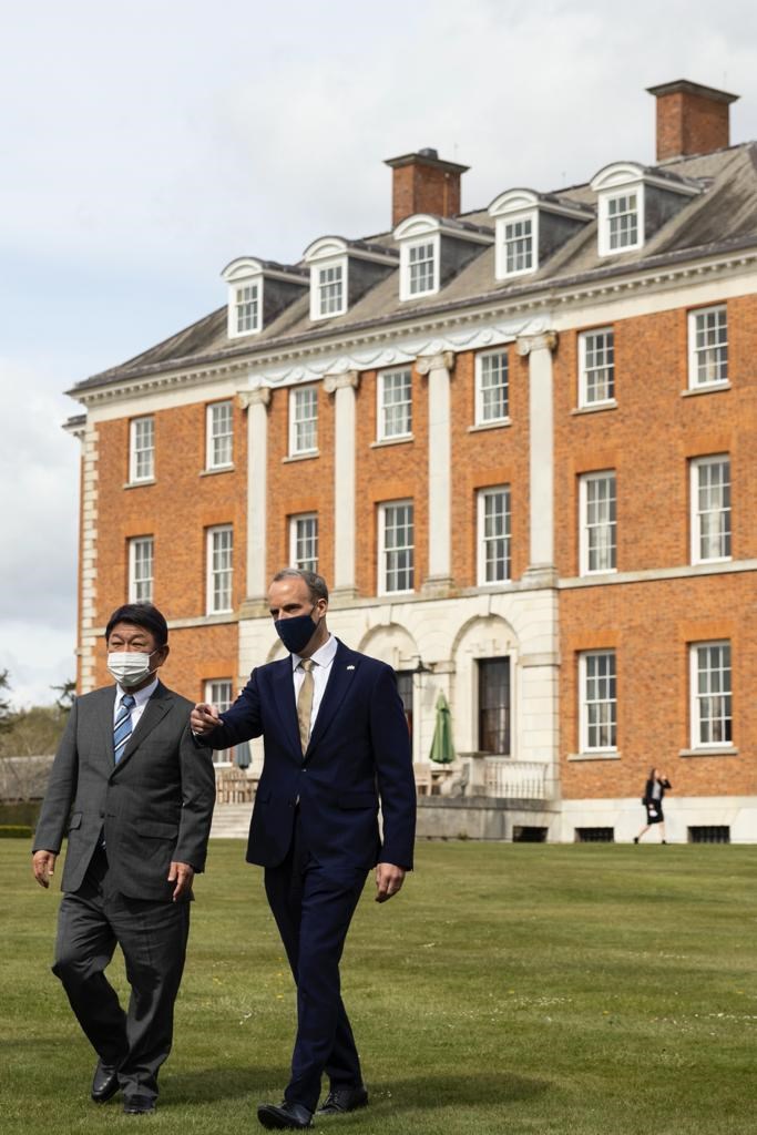G7成員國的外交部長3日齊聚倫敦。圖為東道主英國外相拉布(右)與日本外務大臣茂木敏充(左)會面。(圖取自twitter.com/DominicRaab)