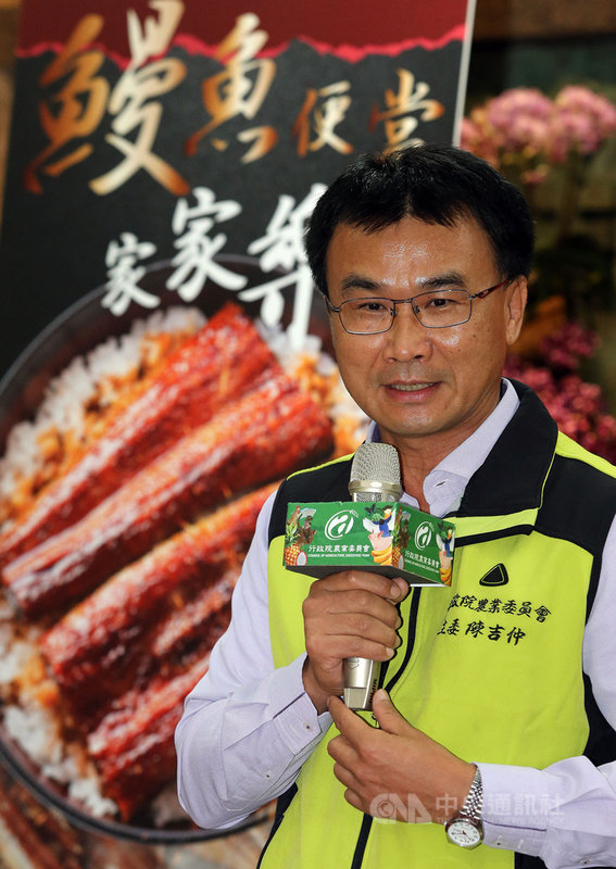 台灣區鰻魚發展基金會等業界與農委會3日宣布在10個國道服務區推8款特色餐,農委會主委陳吉仲說,台灣鰻魚產業110年產量估計可近7000公噸,除要讓外銷日本不受疫情影響,持續推動外銷海空運補貼,也要讓國人趁此時機品嚐優質實惠的鰻魚便當。中央社記者郭日曉攝 110年5月3日