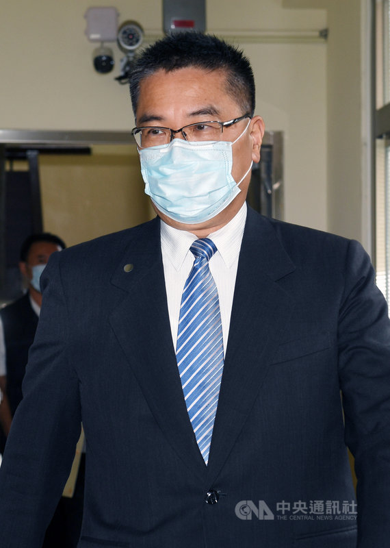 台北市松山警分局中崙派出所遭黑衣人闖入砸損電腦,台北市警察局2日對外公布影片。內政部長徐國勇(圖)3日列席立法院內政委員會前受訪表示,看過影片後,他覺得確實有很大的瑕疵。他指出,「該怎麼辦就怎麼辦,誰有責任誰就下台」。中央社記者施宗暉攝 110年5月3日