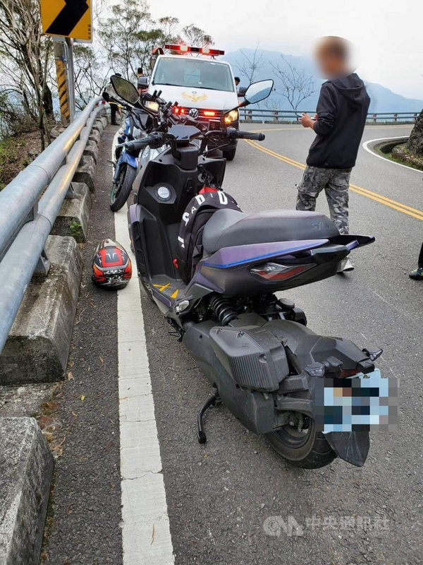 屏東通往霧台鄉的台24線110年至今已發生16件交通事故;警方表示,1日傍晚就有一名18歲機車騎士行經事故地點,疑似因路況不熟悉,轉彎時不慎自摔受傷,機車車身破損,身體多處擦挫傷。(里港警分局提供)中央社記者郭芷瑄傳真 110年5月3日