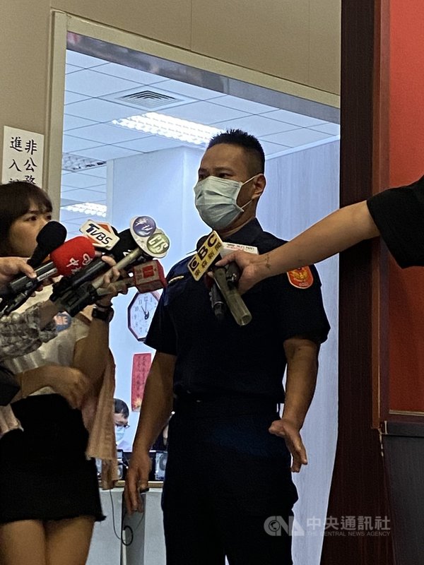 警方公布黑衣人闖中崙派出所砸電腦的關鍵96秒影像,外界質疑未以現行犯逮捕。前中崙派出所副所長顏敏森(中)3日重回案發現場實地說明,他表示,案發時他已是就寢狀態,當時剛睡醒且被門口屏風遮蔽視線,確實沒看到電腦被砸狀況。中央社記者黃麗芸攝 110年5月3日