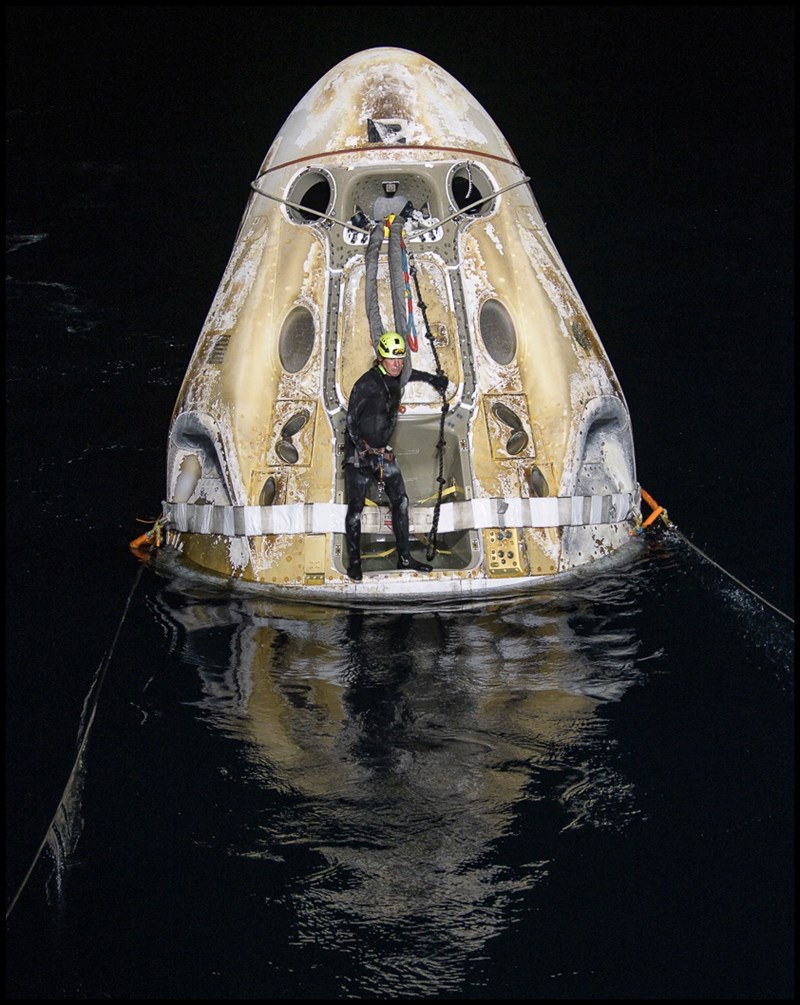 載著4名太空人返回地球的SpaceX天龍太空艙2日凌晨降落在美國佛州外海。(圖取自twitter.com/nasahqphoto)