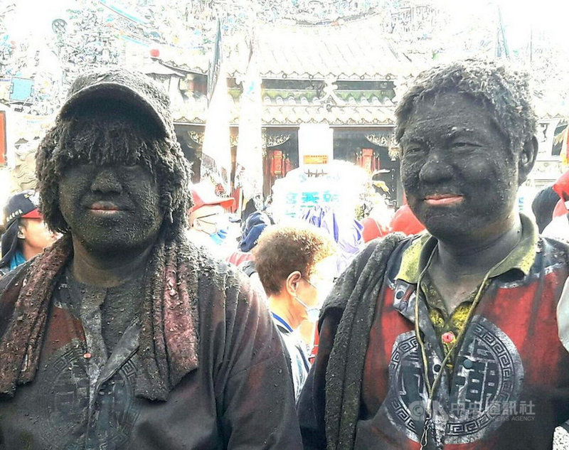 雲林縣北港朝天宮每年農曆3月19日舉辦遶境祈福活動,2日活動圓滿完成,網路熱議轎班轎伕變「炮灰人」照片。(柯中元提供)中央社記者姜宜菁傳真 110年5月3日
