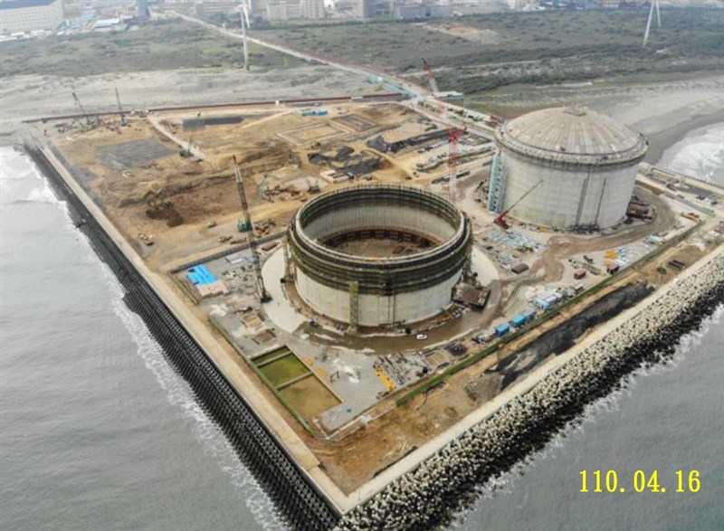 行政院3日中午與民進黨籍立委召開行政立法協調會報,會中提出三接外推方案,將工業港再外推455公尺,已離岸1.2公里。圖為三接施工空拍照。(圖取自中油網頁cpc.com.tw)