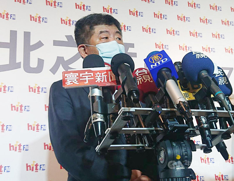 華航諾富特案截至2日共有24人確診,確診人數超過桃園醫院群聚,早在飯店出現群聚首日,新北市長侯友宜已指出指揮中心有嚴重疏失。中央流行疫情指揮中心指揮官陳時中(圖)3日上午在電台節目回應,防疫戰中關得愈嚴、跑得愈多。中央社記者陳婕翎攝 110年5月3日