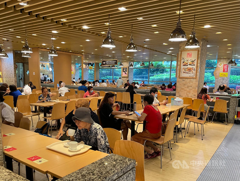 為防止新加坡疫情擴大,新加坡政府4日表示,將限縮社交聚會人數最多5人。圖為一處商場的美食街。中央社記者侯姿瑩新加坡攝 110年5月4日