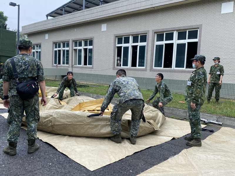 高雄市水情嚴峻,受到減供工業用水的影響,岡山本洲工業區內業者取水備極艱辛,協調軍方並經評估,已引進軍方野戰淨水設備於園區架設,並將區內的放流水導入淨化,盼能協助業者紓解用水問題。(本洲工業區服務中心提供)中央社記者王淑芬傳真 110年5月4日
