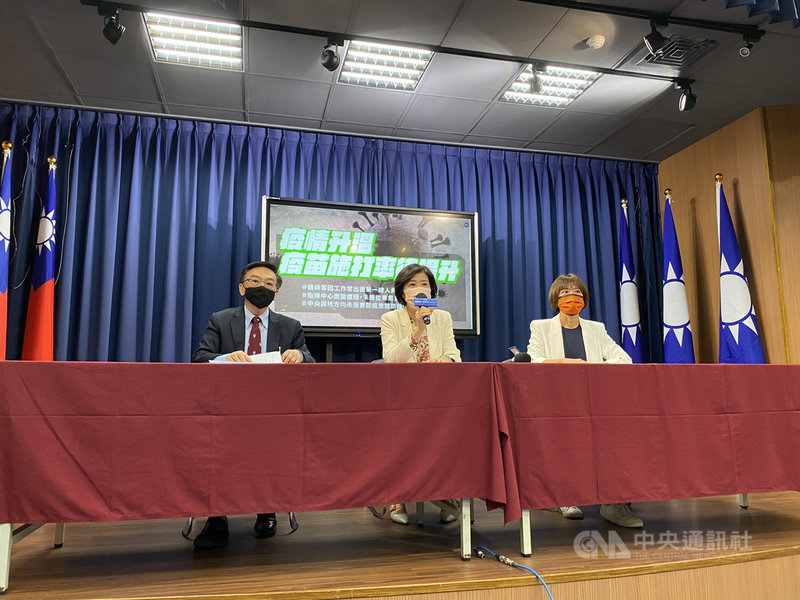 國民黨文傳會主委王育敏4日(中)表示,國人對在國外傳出血栓案例的AZ疫苗仍有疑慮,政府應儘速進口其他疫苗供國人選擇。中央社記者劉冠廷攝 110年5月4日