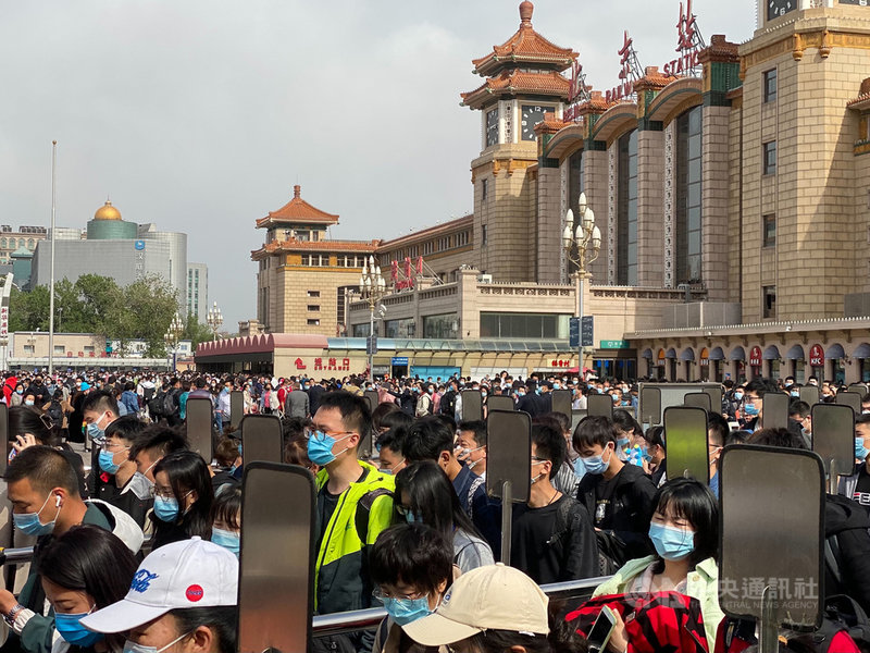 中國五一長假即將進入尾聲,4日下午開始,北京車站已有近萬人次湧出,在站前廣場排隊準備搭乘地鐵。中央社記者繆宗翰北京攝 110年5月4日