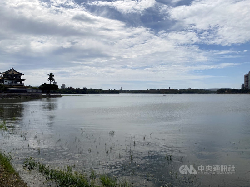 高雄市水情4月起轉橙燈，市府超前部署，聯合水利署開鑿62口水井及調度挹注澄清湖水庫。水利局指出，至4日澄清湖蓄水提升到92%，解除高雄5月水情轉紅燈危機，澄清湖也再現美麗風光。（高雄市政府提供）中央社記者王淑芬傳真 110年5月4日