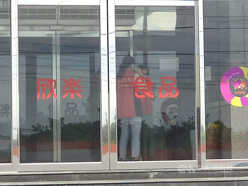 屏東縣衛生局4日前往欣樂食品公司,針對豬排產品標示進行稽查。衛生局表示,衛福部110年1月1日新法規規定,加工製造產地及原料原產地都要標示,欣樂所標示加工製造產地是「台灣」、原料產地是「美國」,標示皆符合規定。中央社記者郭芷瑄攝 110年5月4日