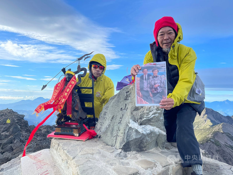 民俗專家廖大乙(右)隨團挑戰攀登玉山,3日晚間住在排雲山莊,4日凌晨成功登頂,廖大乙並揹著太子爺神尊登頂成功,也拿出隨身攜帶的父母照片,對著照片說,「我們一起登玉山成功了」。(廖大乙提供)中央社記者吳哲豪傳真 110年5月4日
