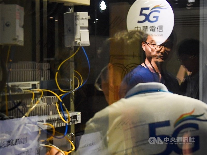 中華電信4日舉行法說會,董事長謝繼茂表示,5G高資費占比與5G總申辦數不斷成長,樂觀預期今年行動服務營收將轉為正成長。(中央社檔案照片)