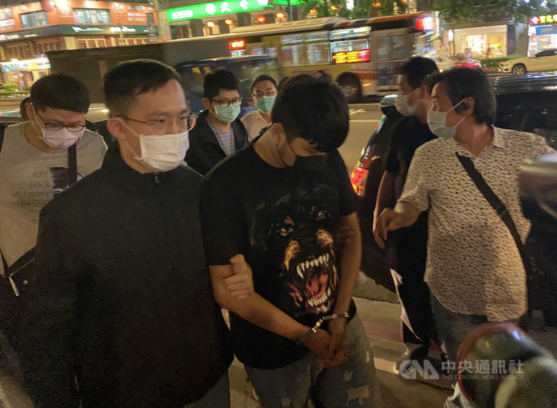 許姓男子(前左2)3日晚間與曹姓男子兩人提著蟑螂到北市一家餐廳丟棄後逃逸,由於當時警方在餐廳聚會,讓全案引發各界關注。警方專案小組鎖定4男1女後,4日陸續將人拘提到案,目前警方仍需製作筆錄以釐清案情,預計5日舉行記者會對外說明。中央社記者黃麗芸攝 110年5月4日