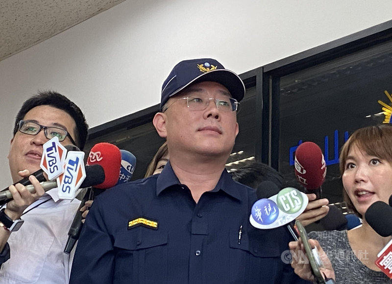 雙北市警察局長3日晚間出席義警餐會,2名黑衣人到餐廳潑蟑螂後逃逸。警方鎖定4男1女涉案,初判和餐廳業者有財務糾紛關聯性高。台北市警察局中山分局副分局長余永廉(中)4日說明案情。中央社記者黃麗芸攝 110年5月4日