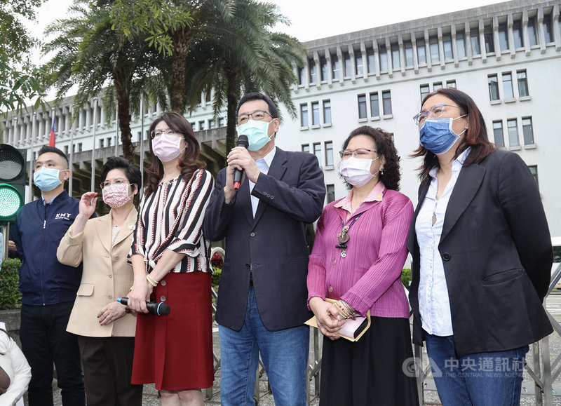國民黨立法院黨團總召費鴻泰(右3)、書記長鄭麗文(左3)、首席副書記長陳玉珍(右)、外交及國防委員會召委廖婉汝(右2)、立委溫玉霞(左2)、陳以信(左)4日上午前往外交部拜會外交部長吳釗燮,對駐日代表謝長廷未回國到立法院備詢表達不滿。中央社記者張皓安攝 110年5月4日
