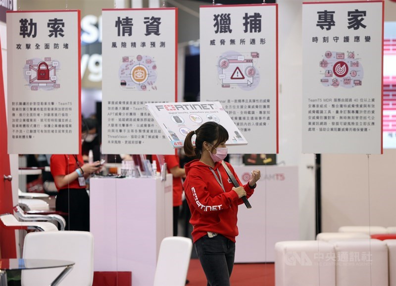 2021台灣資安大會開幕典禮4日在南港展覽館2館舉行,規模較2020年擴大1.5倍,共有超過200家國內外資安品牌參加,報名人數超過1萬人,將一起探討威脅防禦、政策管理、產業發展、人才培育等重要議題。中央社記者鄭傑文攝 110年5月4日