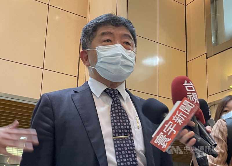 諾富特飯店群聚事件擴大,外包商水電工也染疫。中央流行疫情指揮中心指揮官陳時中(圖)4日上午受訪表示,外包商曾在B1樓層共餐,但相關感染可能性還需要釐清。中央社記者江慧珺攝 110年5月4日