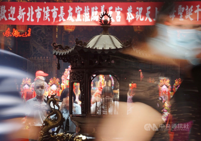 恭祝天上聖母聖誕千秋,三重義天宮4日舉辦祝壽慶典活動,不少民眾一早前往參拜,疫情期間也不忘配戴口罩。中央社實習記者周怡楨攝 110年5月4日