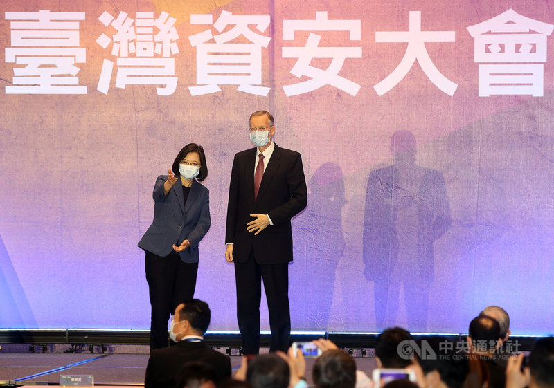 總統蔡英文(左)4日上午在台北南港展覽館2館出席2021台灣資安大會開幕典禮,與美國在台協會(AIT)處長酈英傑(Brent Christensen)(右)合影。中央社記者鄭傑文攝 110年5月4日