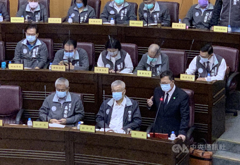 桃園市長鄭文燦(前排右)4日接受議會質詢,就台海危機表示,台灣不會在壓力底下放棄民主,也希望保有中華民國台灣的主權,這個基本前提是不能變的,台灣人遇到外來的壓力,反而會更團結。中央社記者葉臻攝 110年5月4日