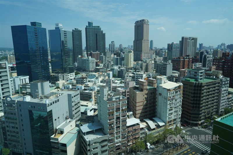 中央銀行公布5月房貸餘額為新台幣8兆3246億元,續創歷史新高,年增率9.99%。央行官員分析,除了原本剛性需求外,房地合一2.0將上路,也帶來一波獲利了結潮。(中央社檔案照片)